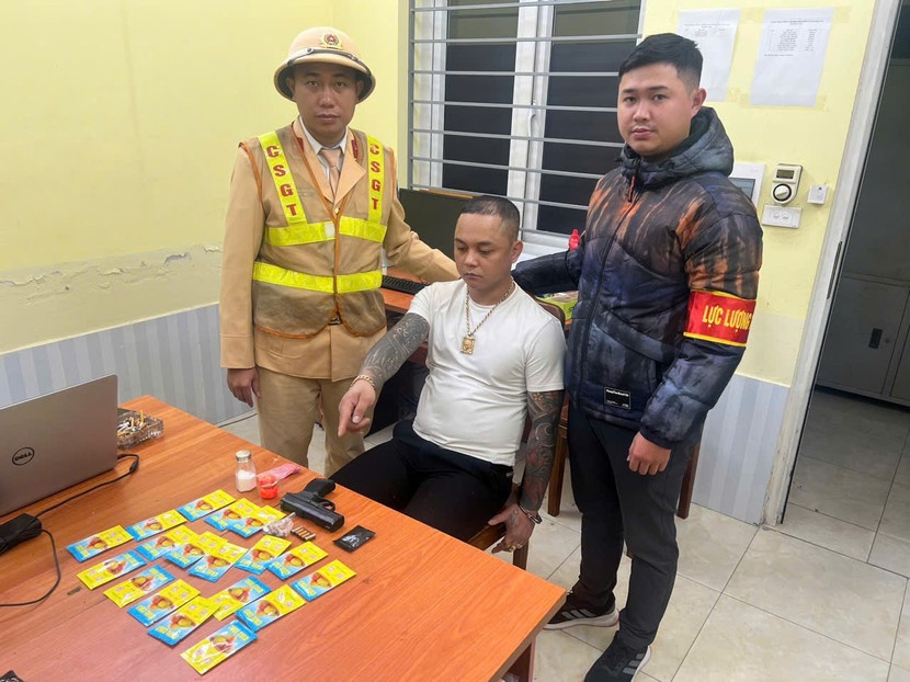 Canh sat 141 bat giu doi tuong xam tro mang sung va ma tuy hinh anh