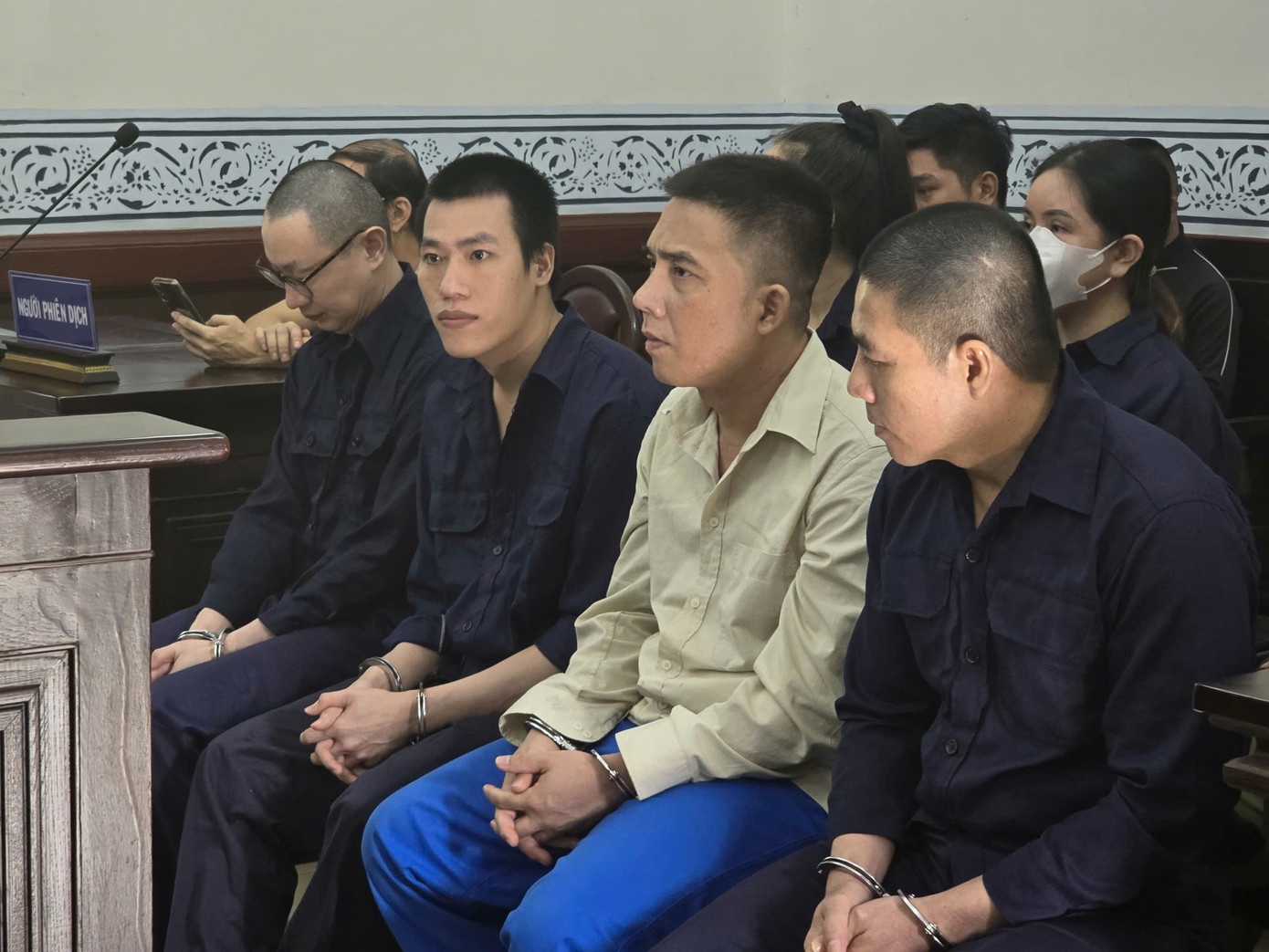 cuu tiep vien,  hang khong,  cam dau,  duong day mai dam,  Tai Nguyen Fortuner II,  nha hang Fortuner II,  khach san Phung Hoang,  khach san Valentine anh 2