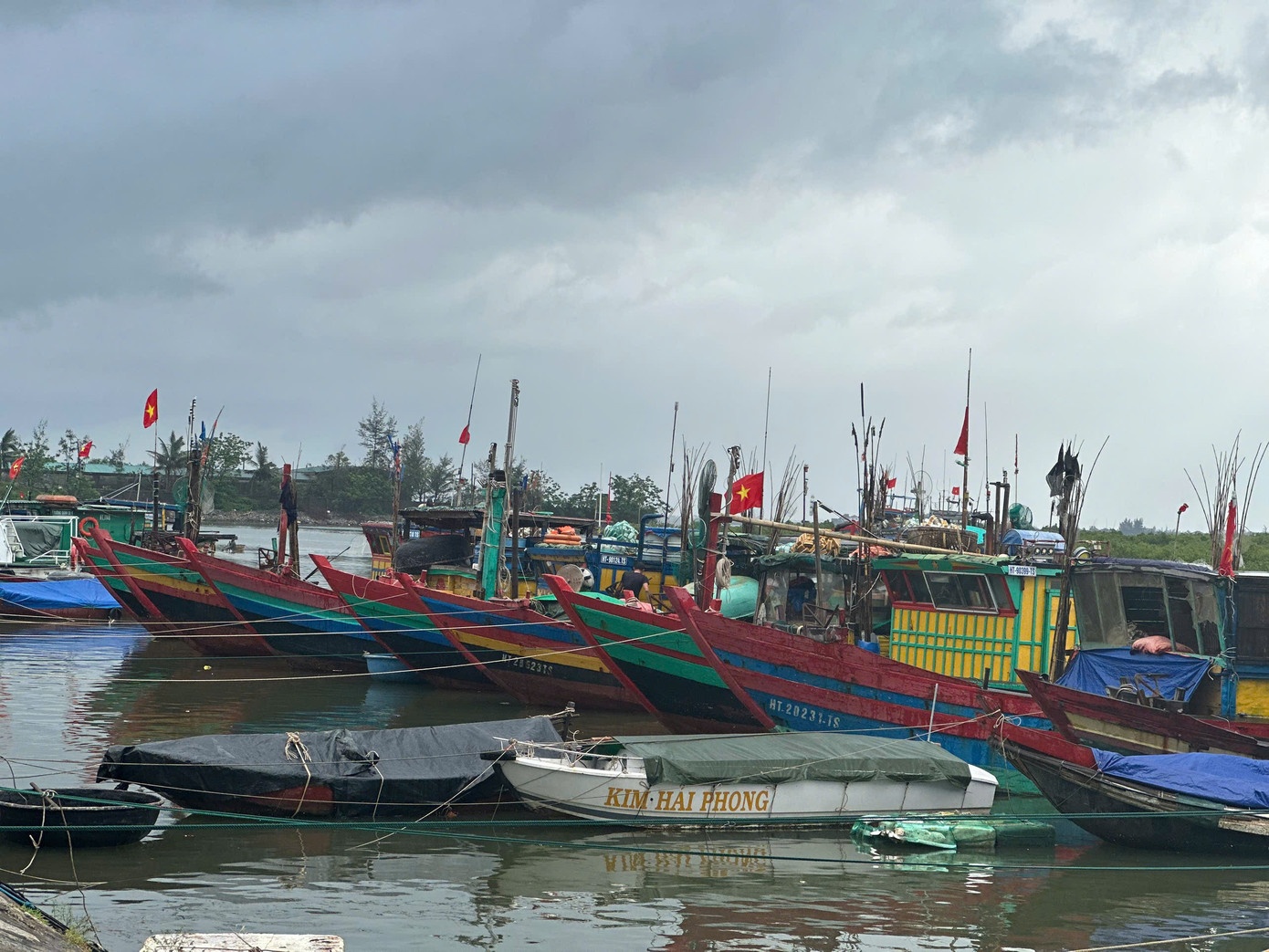 Tim thay thi the be trai 6 tuoi mat tich o khu neo dau thuyen hinh anh