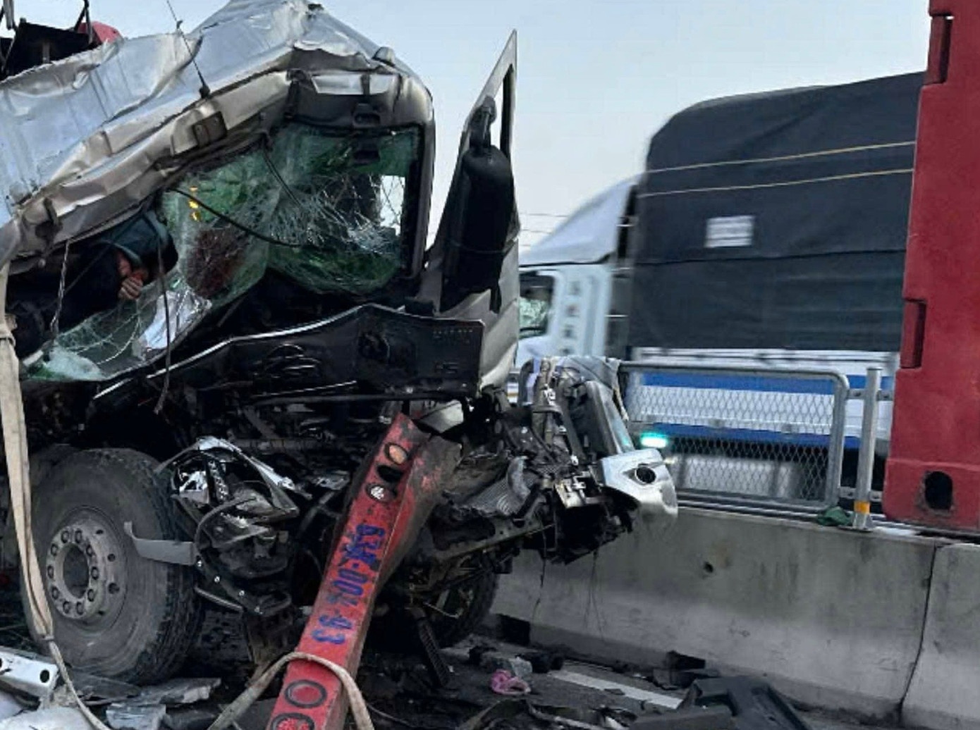 Hai nguoi tu vong trong tai nan tren cao toc di qua Quang Tri hinh anh