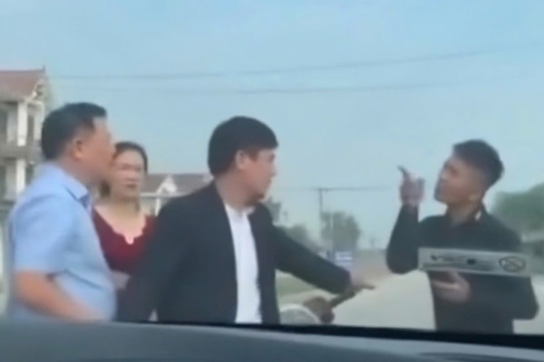 Dieu tra clip 'nam thanh nien chan xe doi tien tren quoc lo' hinh anh