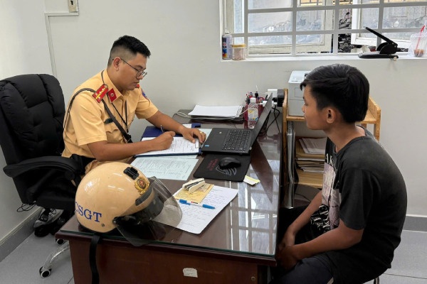 Thanh nien 'boc dau' xe may bi tich thu phuong tien hinh anh