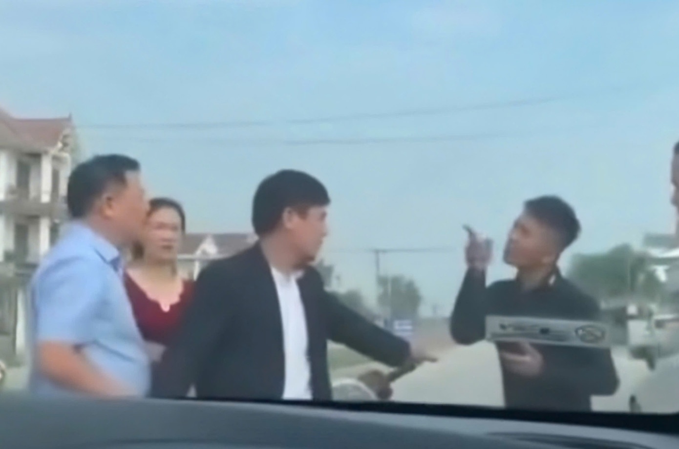 Dieu tra clip,  Nam thanh nien,  Chan xe doi tien anh 1