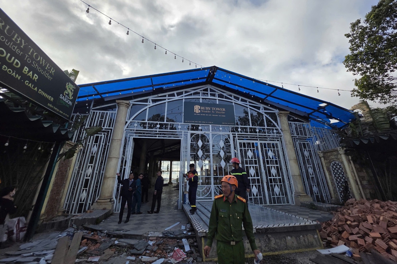 Sap tuong trong luc sua chua nha hang, mot nguoi tu vong tai cho hinh anh