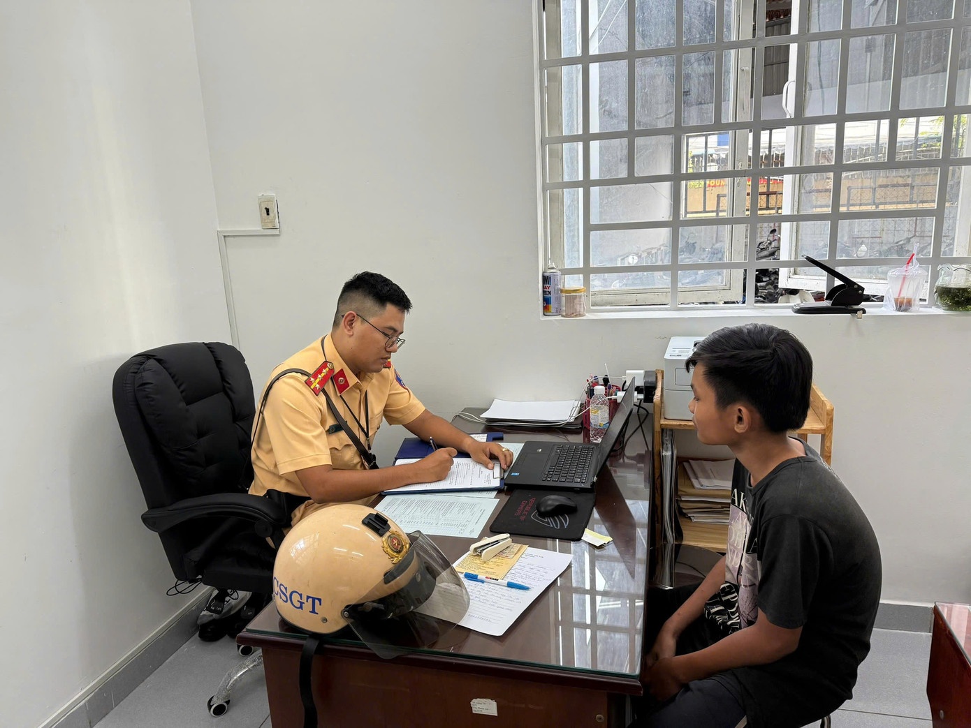 Thanh nien,  boc dau xe may anh 1