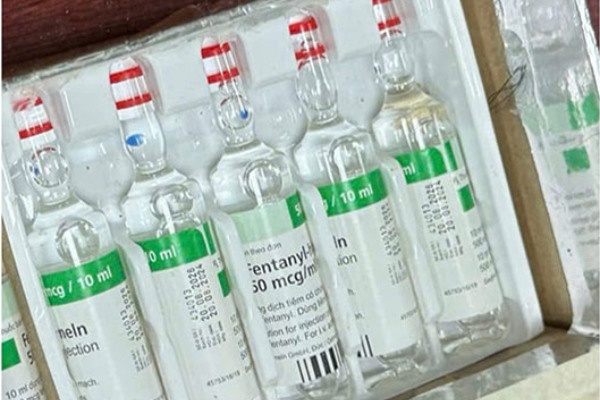 Vu Canh sat no sung bat nhom toi pham: Phat hien loai ma tuy cuc doc hinh anh