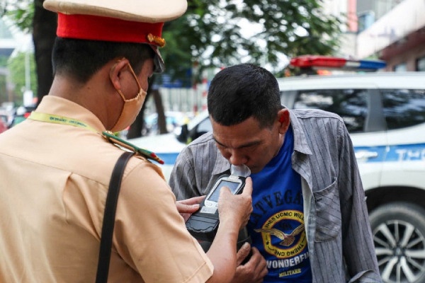 2 thang xu ly 126.482 nguoi dieu khien phuong tien vi pham nong do con hinh anh