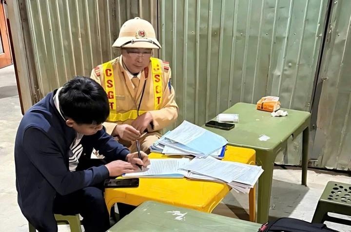 Bi kiem tra,  nong do con,  tai xe anh 1