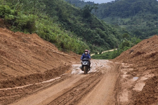 Cong bo tinh huong khan cap do sut lun, nguy co sat lo o xa Dac Pring hinh anh