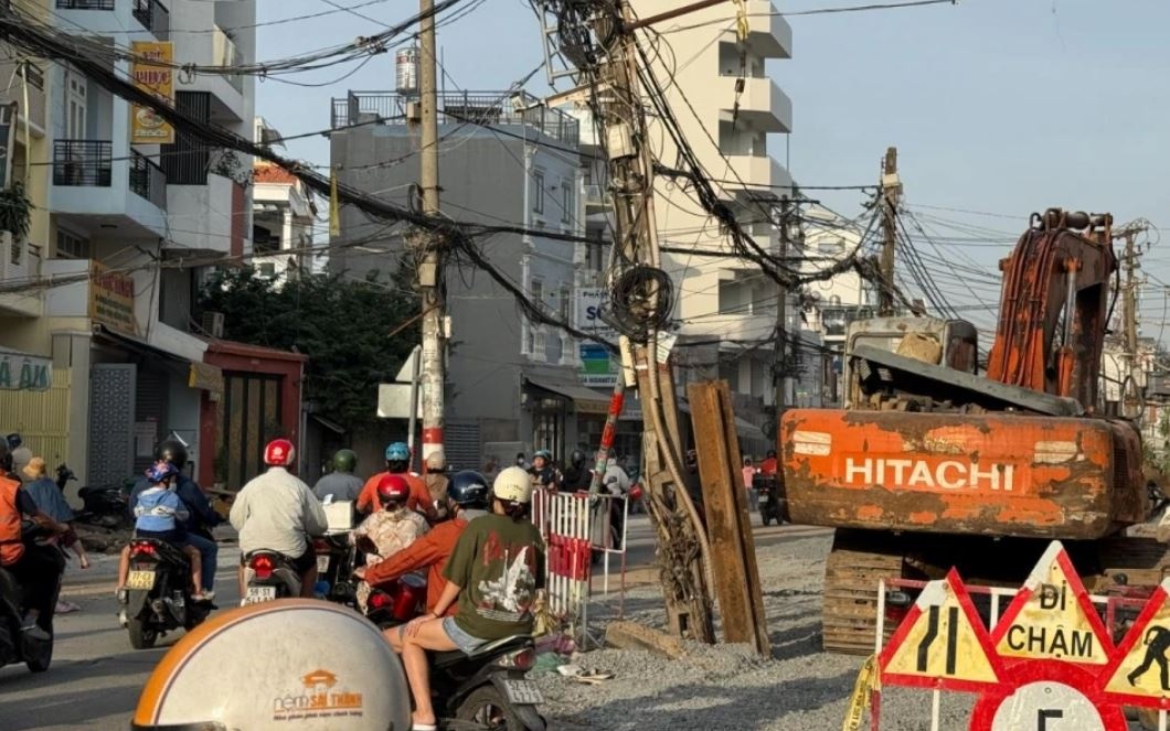 Cot dien giua duong o TP.HCM, nguoi dan nom nop lo so hinh anh