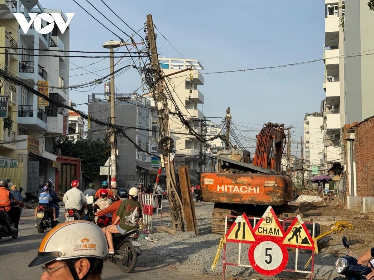 Cot dien giua duong TP.HCM anh 1