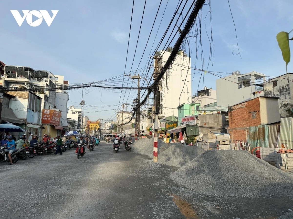 Cot dien giua duong TP.HCM anh 3