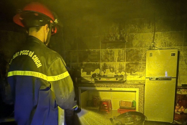 Giai cuu 4 nguoi mac ket trong dam chay luc rang sang hinh anh