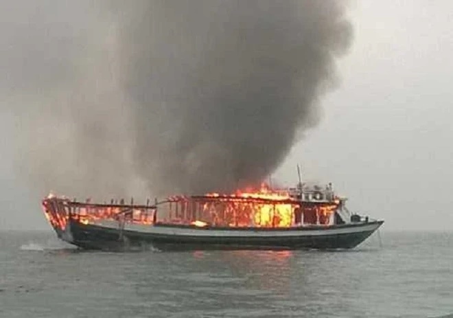 Tau cau muc boc chay va chim khi dang danh bat, 53 ngu dan duoc cuu hinh anh