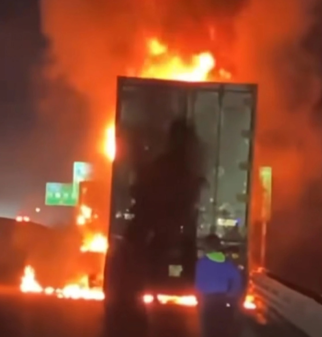 Lua bao trum xe dau keo tren cao toc qua Nghe An hinh anh