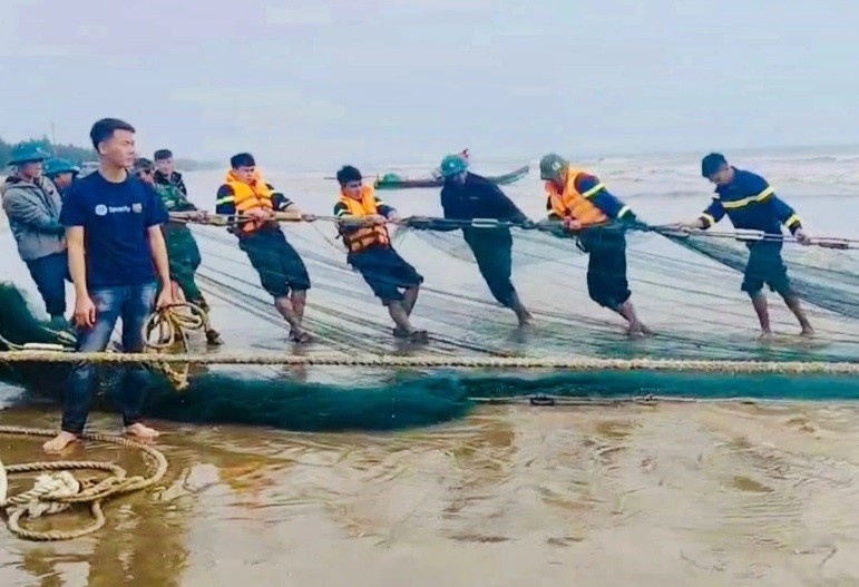 Tim kiem ngu dan roi xuong bien mat tich hinh anh