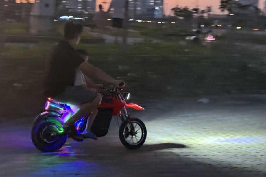 Xe cao cao mini 'dai nao' cong vien o TP.HCM hinh anh