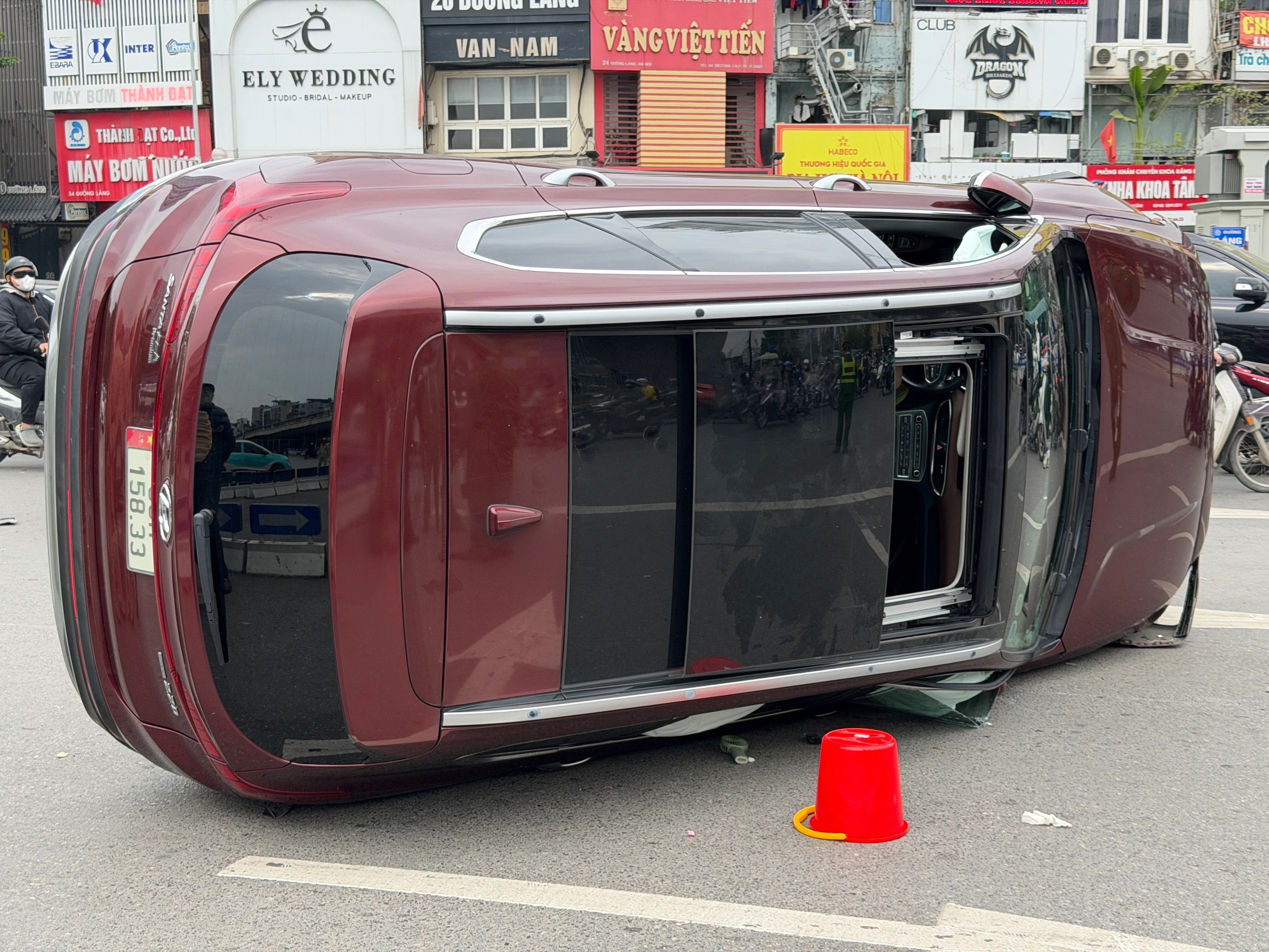 Oto lat sau tai nan lien hoan, tai xe co bieu hien la hinh anh