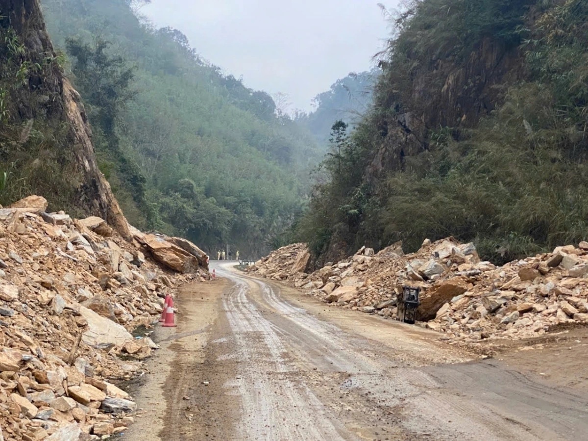 Vu sat lo o Quoc lo 6: Da thong tuyen va tim thay 3 thi the nan nhan hinh anh