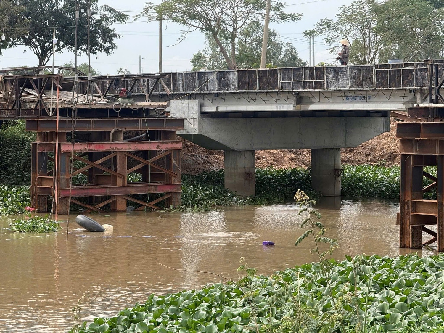 Xe qua tai 4 lan lam sap cau o Tay Ninh hinh anh