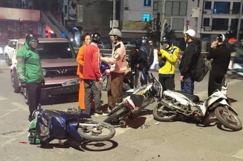 Oto tong lien hoan xe may khi cho den do o Giang Vo - Lang Ha hinh anh