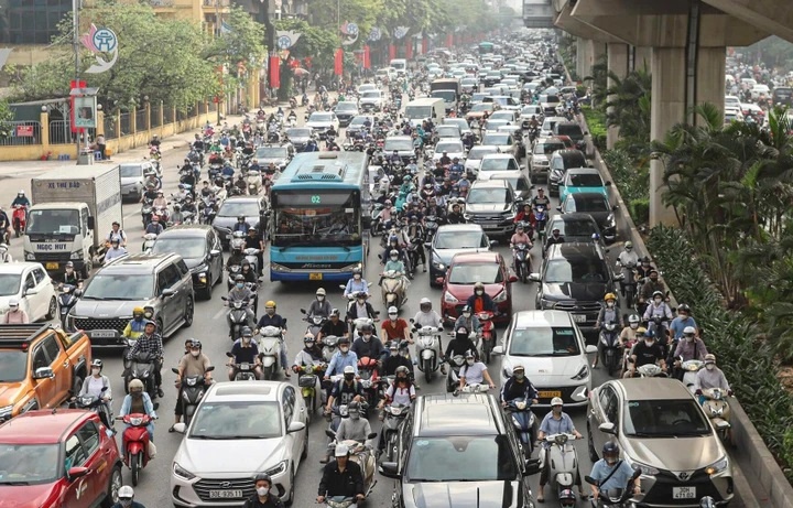 Phan luong giao thong cua ngo Ha Noi Tet Duong lich, Tet Nguyen dan hinh anh