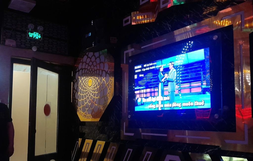 Mot xa o Vinh Long tat loa karaoke de hoc sinh on thi hinh anh