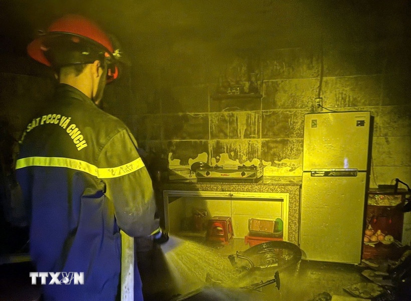 Giai cuu,  4 nguoi mac ket anh 1