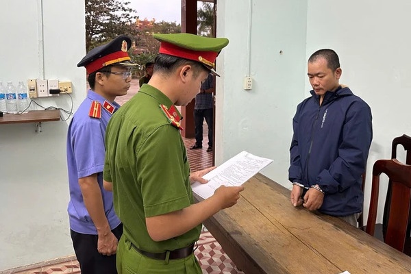 Vo doi ly hon, chong cam dao chem roi uong thuoc tru sau tu tu hinh anh