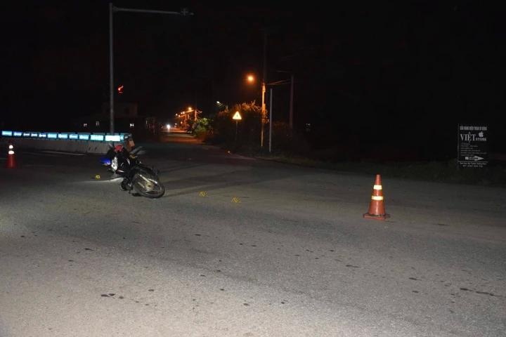 Truy tim oto tong 2 me con di xe may roi bo chay hinh anh