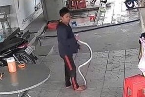 Nguoi dan ong binh tinh bat ran khien nguoi xem thot tim hinh anh