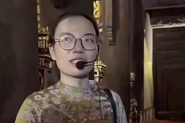 Huong dan vien thuyet minh sai ve nha Tay Son tai di tich Lam Kinh hinh anh