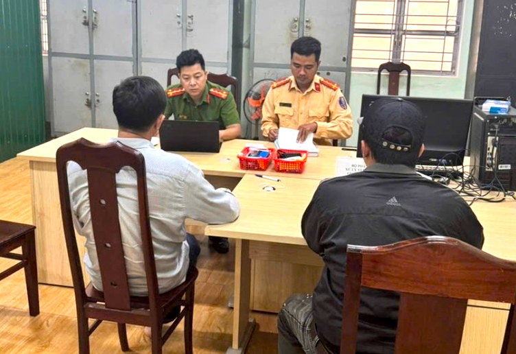 Hai tai xe xe khach chan dau xe khac bat xuong 'noi chuyen' hinh anh