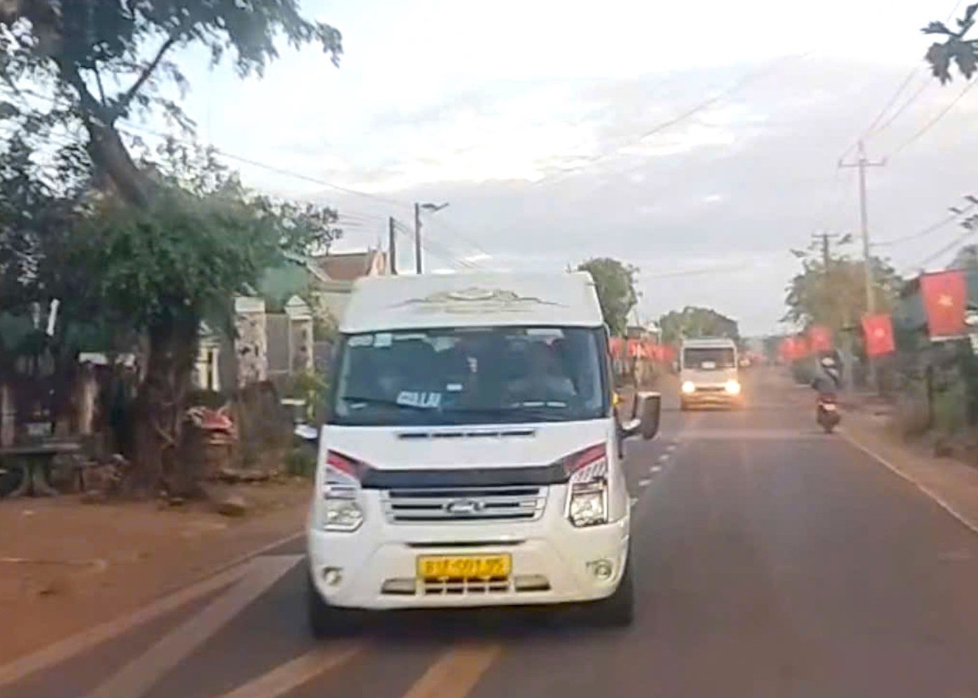 Chan dau xe khach anh 2