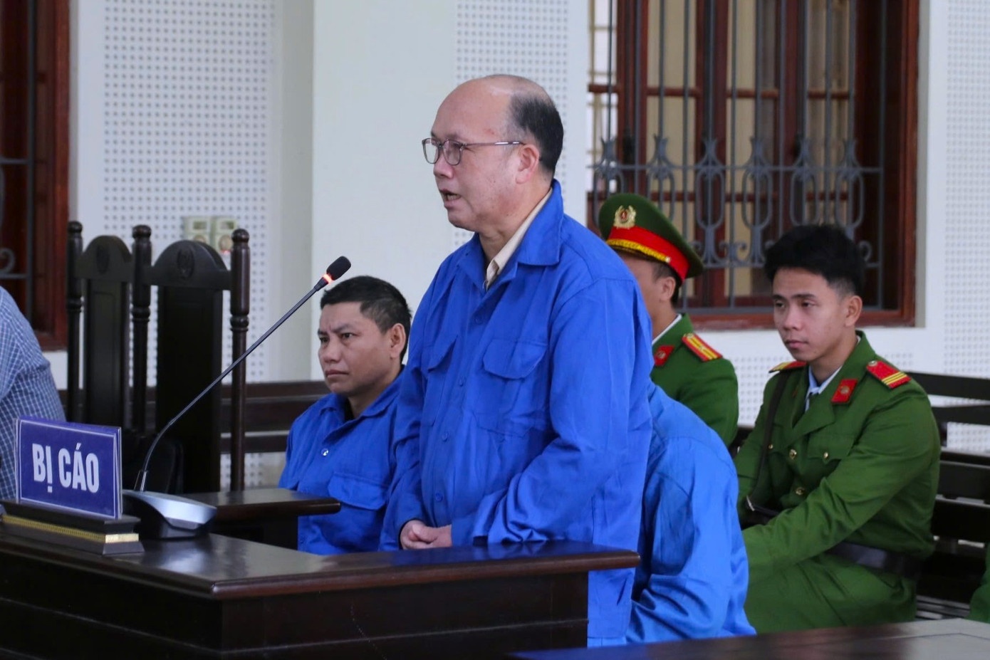 Tu can bo,  phong chong ma tuy anh 3