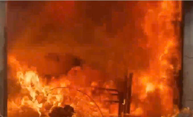 Lua boc chay ngun ngut tai nha dan sat cho hinh anh