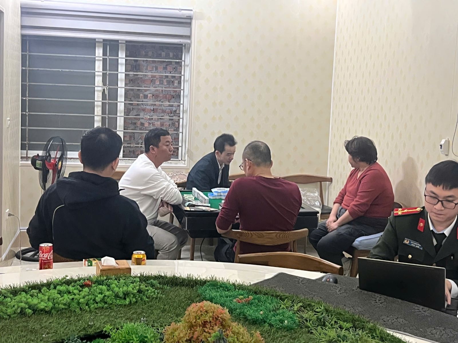 Bat qua tang nhom nguoi nuoc ngoai dang tu tap danh bac hinh anh