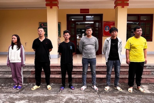 Duong day to chuc dua, don nguoi nuoc ngoai xuat, nhap canh trai phep hinh anh