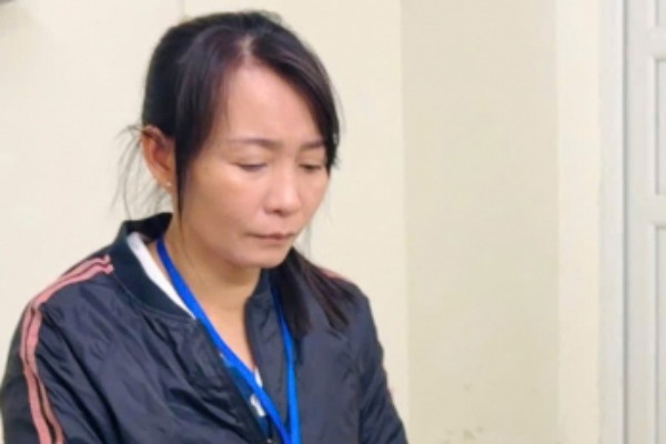 Nu giam doc mua thuc pham troi noi, lam hoa don gia de tron thue hinh anh