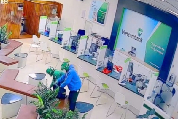 Cong an Gia Lai thong tin ve so tien bi 2 doi tuong cuop ngan hang hinh anh