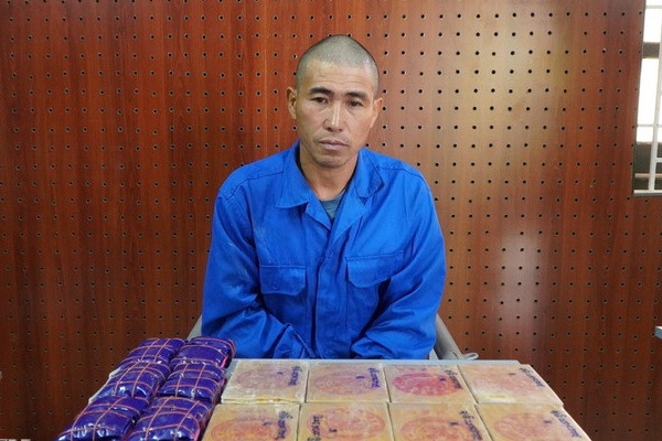 Bat giu doi tuong van chuyen 8 banh heroin va 12.000 vien hong phien hinh anh