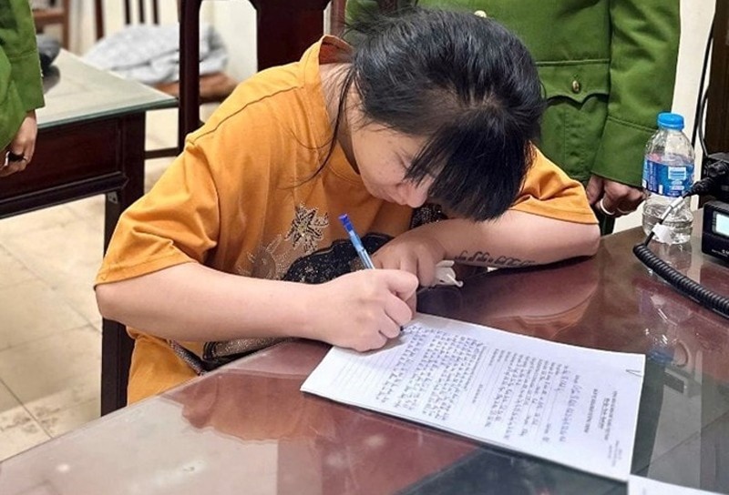 Van dong dau thu doi tuong tron lenh truy na quoc te hinh anh