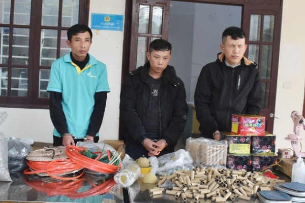 Hai anh em bien bep thanh noi san xuat phao no hinh anh