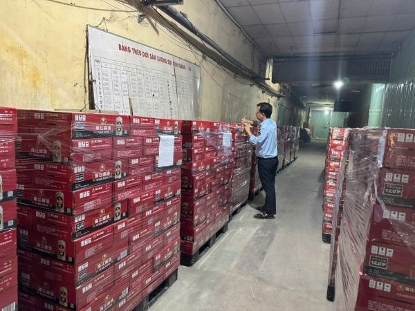 Phat hien hon 3.200 thung bia ngoai khong ro nguon goc hinh anh