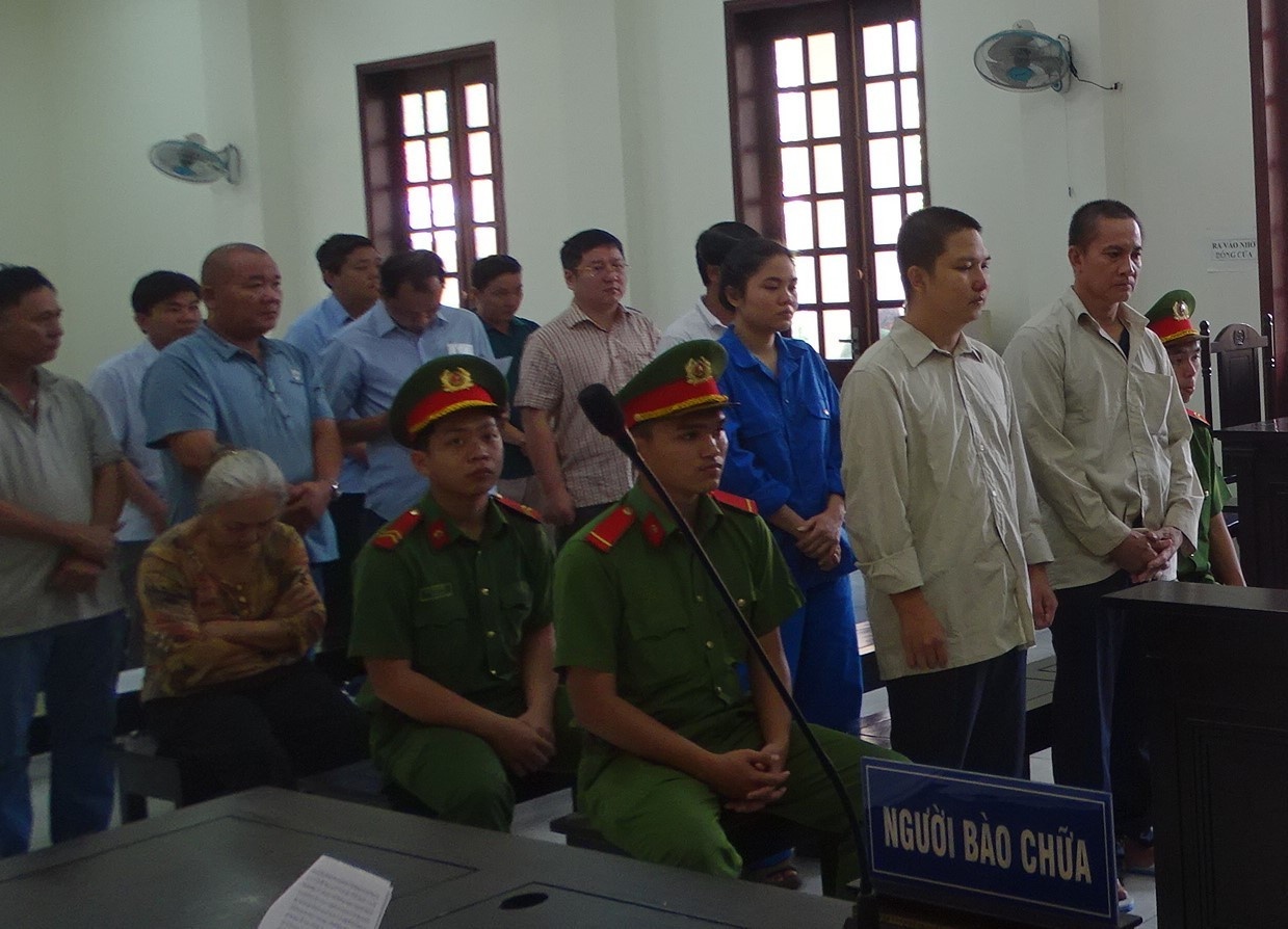 Dang kiem vien nhan hoi lo hop thuc hoa hang tram phuong tien co gioi hinh anh