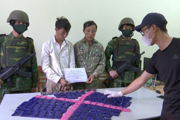 Bat giu 2 doi tuong van chuyen 30.000 vien ma tuy va 'nuoc vui' hinh anh