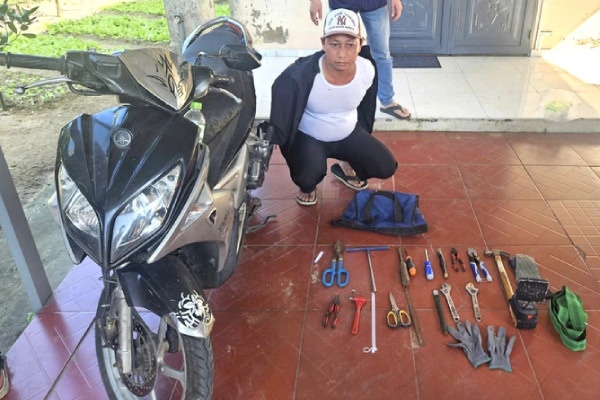 Nguoi dan ong cam bua dap be cua kinh, dot nhap cong ty cuom tai san hinh anh