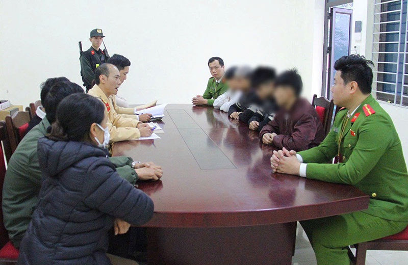 Xu phat nhom thanh thieu nien lang lach, danh vong, boc dau xe hinh anh