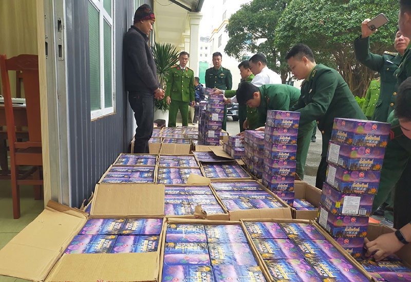 Van chuyen hon 1 tan phao lau tu Lao qua bien gioi vao Viet Nam hinh anh