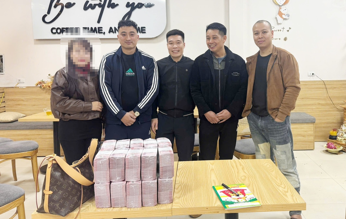 Nhat duoc bao tai chua 1 ty dong o ven duong hinh anh